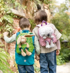 Grüner Rucksack mit Plüschtier Hase