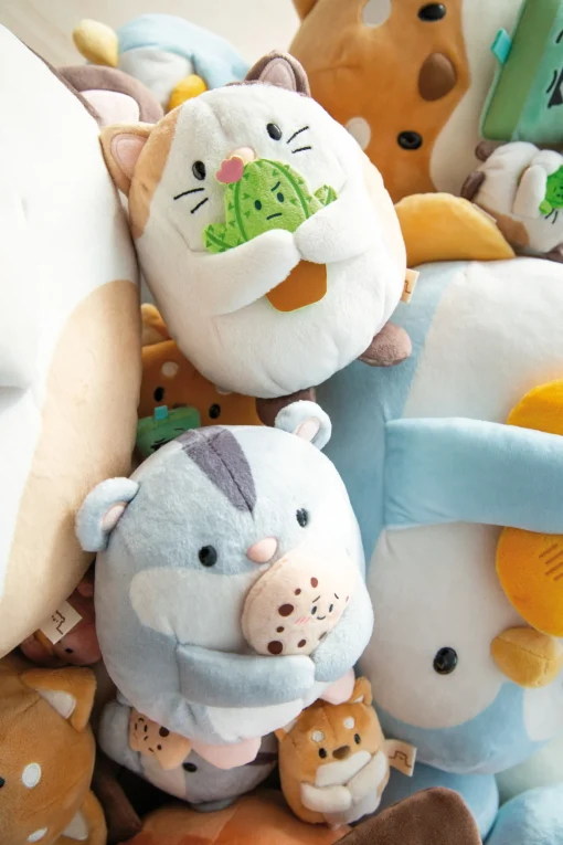 Kuscheltier Set mymochi Pinguin Waddle mit Ente u. Katzenkostüm in Geschenkbox