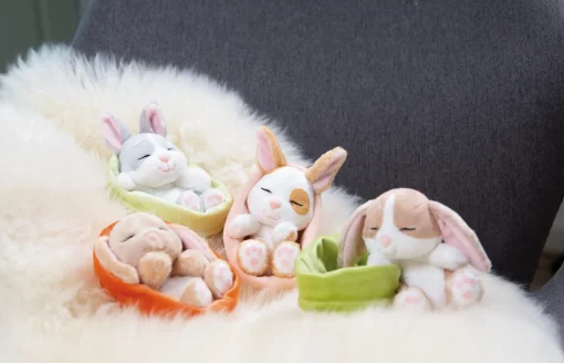 Kuscheltier Sleeping Pets Hase grau 12cm im grünen Körbchen