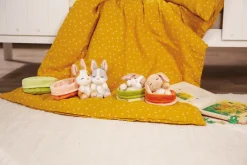Kuscheltier Sleeping Pets Hase grau 12cm im grünen Körbchen