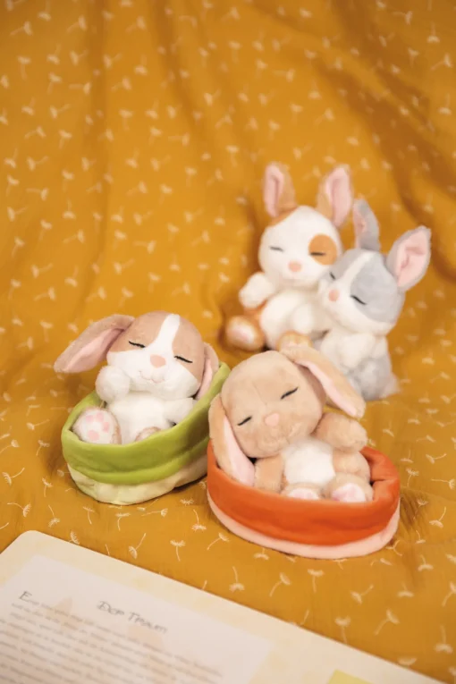 Kuscheltier Sleeping Pets Hase grau 12cm im grünen Körbchen