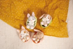 Kuscheltier Sleeping Pets Hase grau 12cm im grünen Körbchen