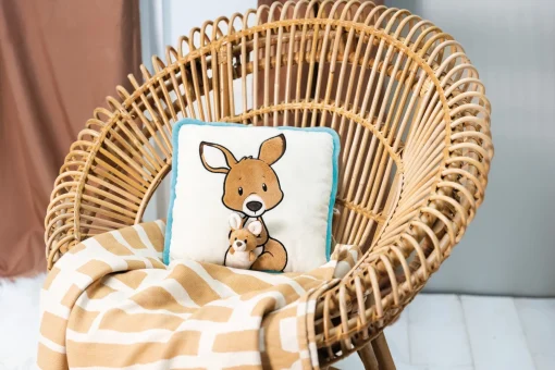 Quadratisches Kissen Känguru mit 3D Kind NICI GREEN