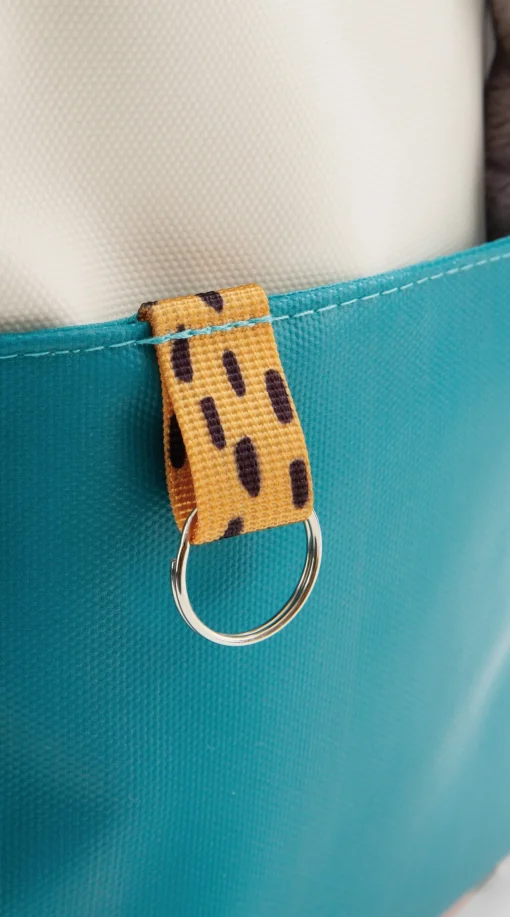 Rucksack mit kleinem Kuscheltier Koala
