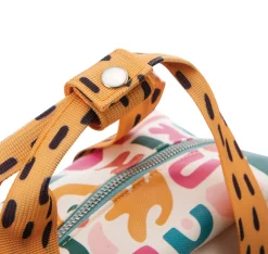 Rucksack mit kleinem Kuscheltier Koala
